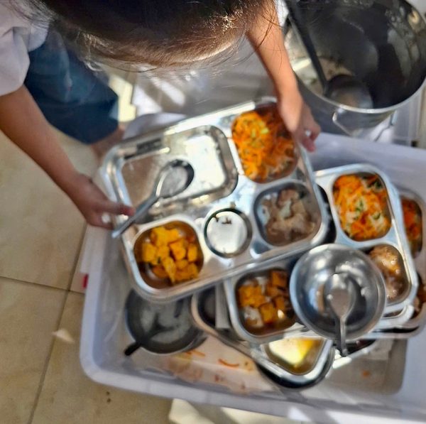 Bữa ăn bán trú: Hồ sơ đạt chuẩn, ai bảo đảm thực phẩm an toàn?