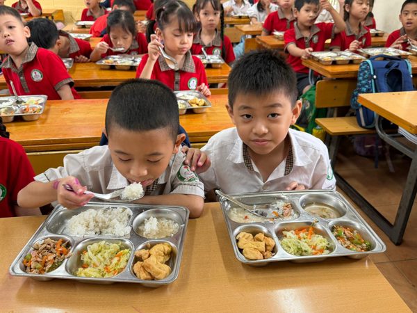 Bữa ăn của hơn 2.000 học sinh sau vụ gà, tôm có mùi bất thường