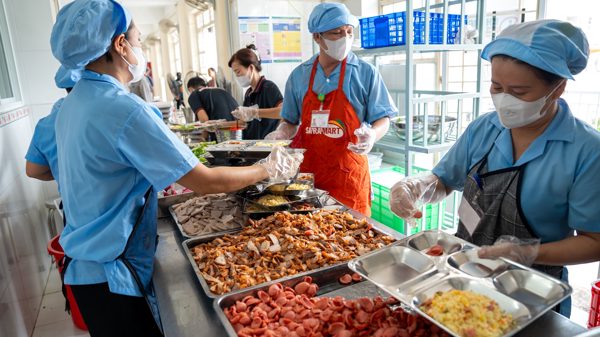 Bữa ăn học đường: Minh bạch để bảo đảm an toàn cho học sinh