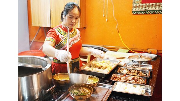 Bữa ăn sáng và lời nói thầm
