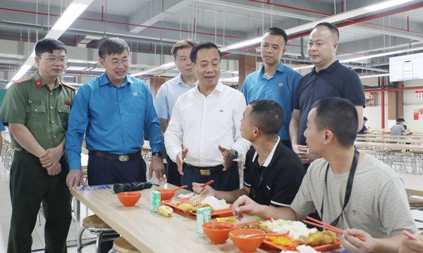Bữa cơm đặc biệt vun đắp tình thân trong nhà máy ở Bắc Ninh