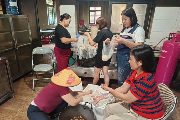 Bữa tối tránh lũ của học sinh nội trú Tam Thái: Đủ xôi và thịt kho