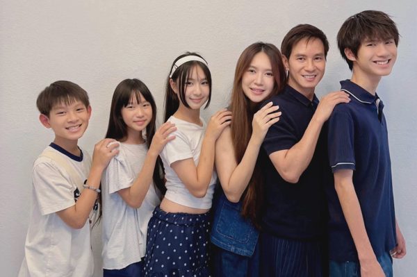 Bức ảnh 6 thành viên nhà Lý Hải gây sốt, con trai 15 tuổi cao vượt bố