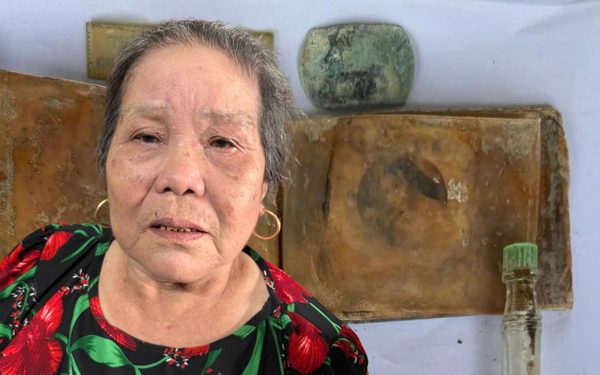 Bức ảnh dưới mộ liệt sĩ và câu chuyện cô gái đi hơn 10km để tặng người ra trận