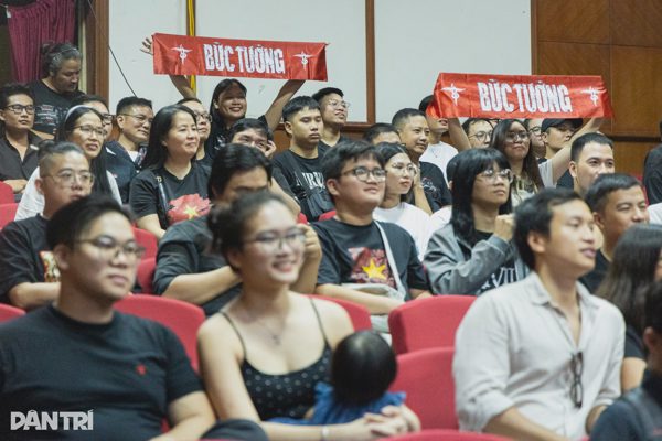 Bức Tường đưa khán giả trở về đêm nhạc “Cơn mưa tháng năm”
