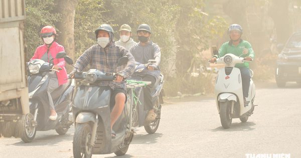 Bụi bay mù mịt trên dự án đường 70 mở rộng