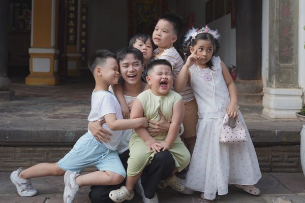 Bùi Công Nam làm "bố tập sự", một mình chăm 5 đứa trẻ