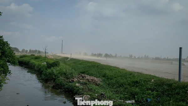 Bụi mịt mù trên công trường cao tốc Ninh Bình - Hải Phòng, người dân ’lĩnh đủ’