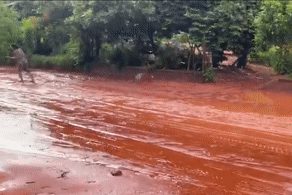 Bùn cát đỏ đặc quánh đường, ô tô lún bánh, xe máy trượt ngã