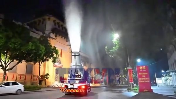 Bước vào cao điểm ô nhiễm không khí, Hà Nội thí điểm xe phun sương dập bụi