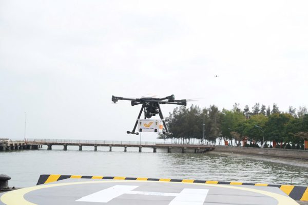 Bưu kiện “bay” qua biển và bước chuyển của bưu chính số