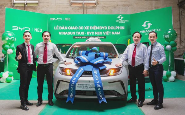 BYD NEG bàn giao 30 xe điện BYD Dolphin cho Vinasun Taxi