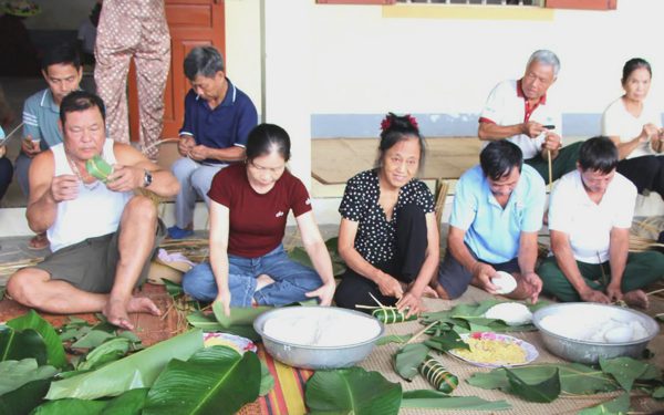 Cả làng gói bánh chưng làm quà Trung thu cho trẻ em
