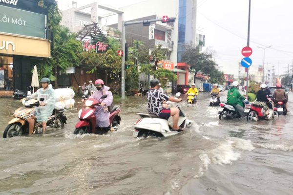Cà Mau: Bến xe ngập sâu, nhiều tuyến đường nội ô mênh mông nước