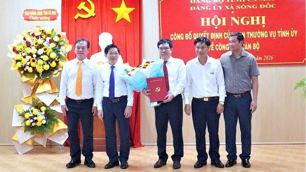 Cà Mau công bố nhiều quyết định đưa nhân sự chủ chốt về cơ sở