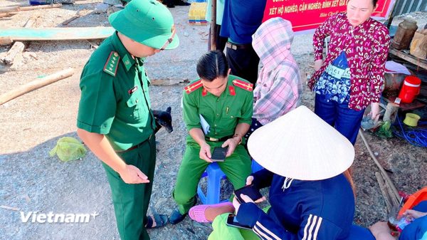 Cà Mau: Đồn Biên phòng Hòn Chuối hỗ trợ người dân tiếp cận dịch vụ số
