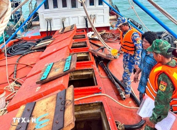 Cà Mau: Phát hiện hơn 40.000 lít dầu không rõ nguồn gốc trên biển
