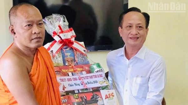 Cà Mau tổ chức nhiều đoàn lãnh đạo đi thăm, chúc mừng Lễ Sen Dolta đồng bào Khmer