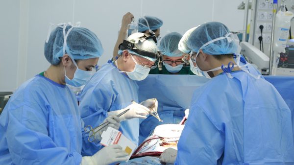 Ca mổ “cân não” nạo vét vôi hóa đường ra thất trái cứu bệnh nhân nguy kịch
