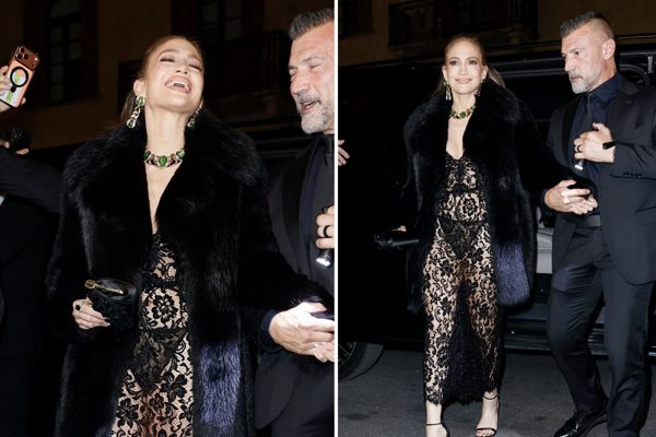 Ca sĩ '4 đời chồng' Jennifer Lopez váy ren xuyên thấu khoe dáng bốc lửa ở tuổi U60