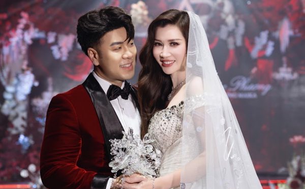 Ca sĩ Akira Phan bật khóc khi trao lời yêu thương dành cho vợ trong lễ cưới