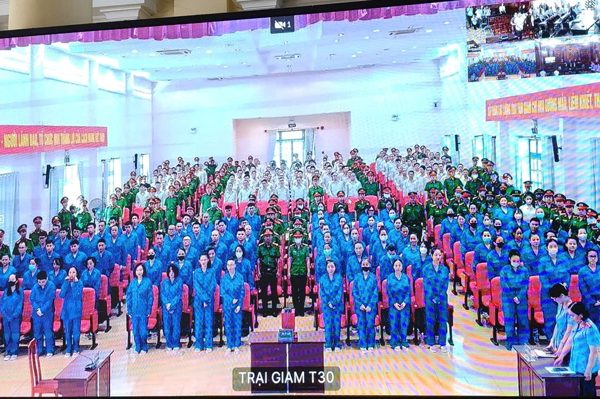 Ca sĩ Chi Dân lãnh 7 năm tù, Trúc Phương 6 năm vì ma túy