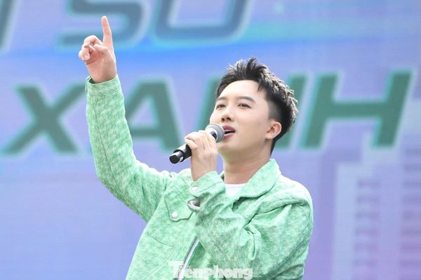Ca sĩ Hà Đức Tâm khuấy động Sóng Festival ở phố đi bộ Trần Nhân Tông