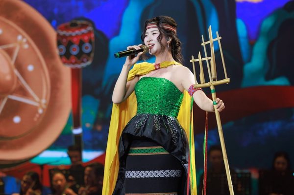 Ca sĩ hát 'Cô gái vót chông' khiến NSND Quang Vinh, PGS.Tân Nhàn 'ngả mũ' là ai?