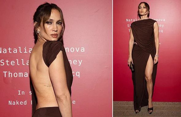 Ca sĩ Jennifer Lopez mặc váy xẻ trước hở sau khi đi tiệc từ thiện