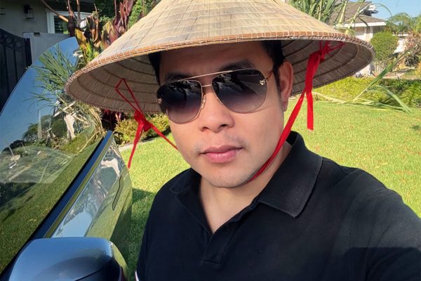 Ca sĩ Quang Lê tưới cây, thưởng thức quả trong vườn nhà triệu đô ở Mỹ