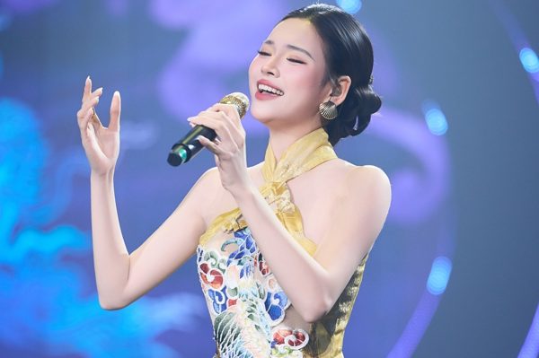 Ca sĩ quê Bắc Ninh được Mỹ Linh khen 'có thanh lẫn sắc' trên sóng VTV là ai?