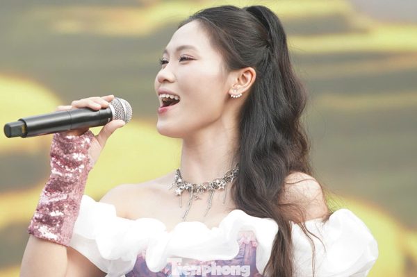 Ca sĩ Thúy Hằng thổi bùng không khí lễ hội bên hồ Thiền Quang