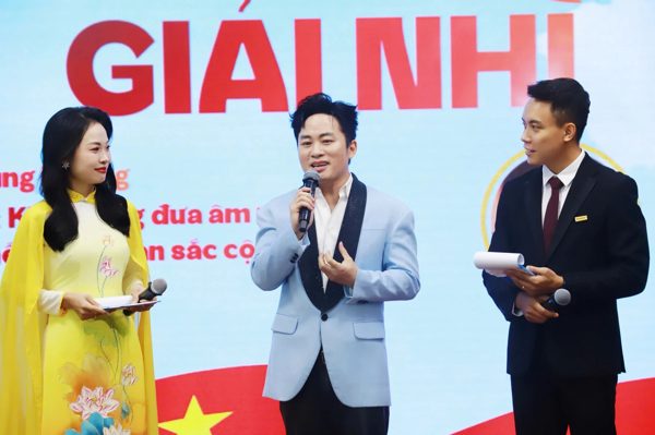 Ca sĩ Tùng Dương đoạt giải Nhì cuộc thi viết 'Kể câu chuyện Việt Nam'