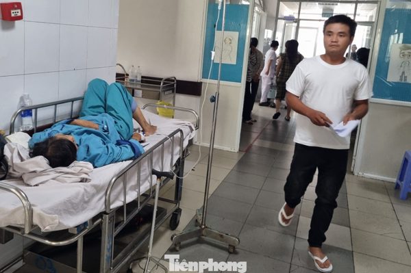 Ca sốt xuất huyết tăng vọt, Bệnh viện Đà Nẵng phải kê thêm giường ở hành lang