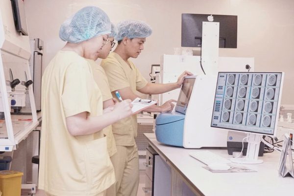 Cả thập kỷ hiếm muộn, nhiều người đàn ông vỡ òa khi có con "chính chủ"