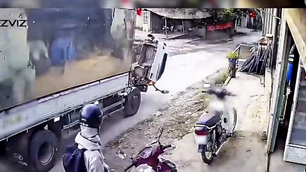 Cabin lật về trước, xe tải tiếp tục lao xuống dốc: Vợ tài xế tử vong