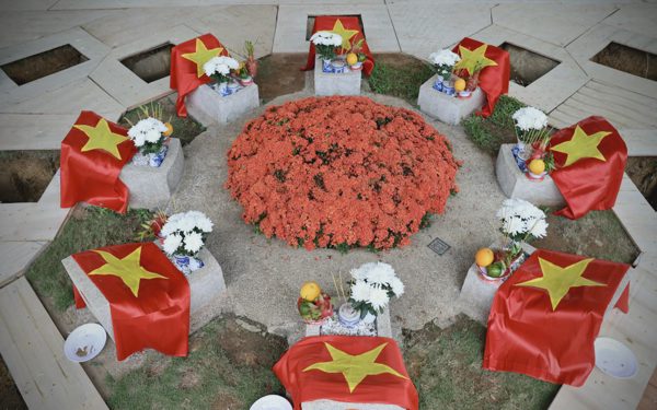 Các anh trở về giữa lòng nhân dân, ấm vô cùng vòng tay mẹ Việt Nam