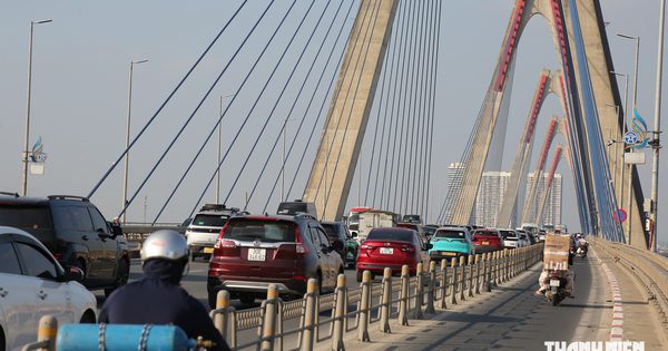 Các biển mốc khoảng cách trên cầu Nhật Tân đã được gỡ bỏ