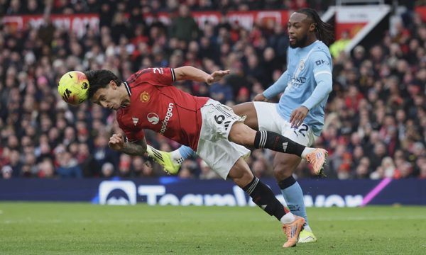 Các chuyên gia Anh chia rẽ trước trận Man Utd - Man City