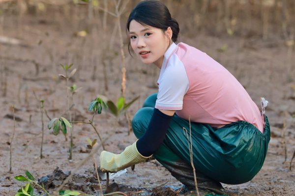 Các cô gái Hoa hậu Việt Nam 2026 lội bùn, trồng rừng ngập mặn