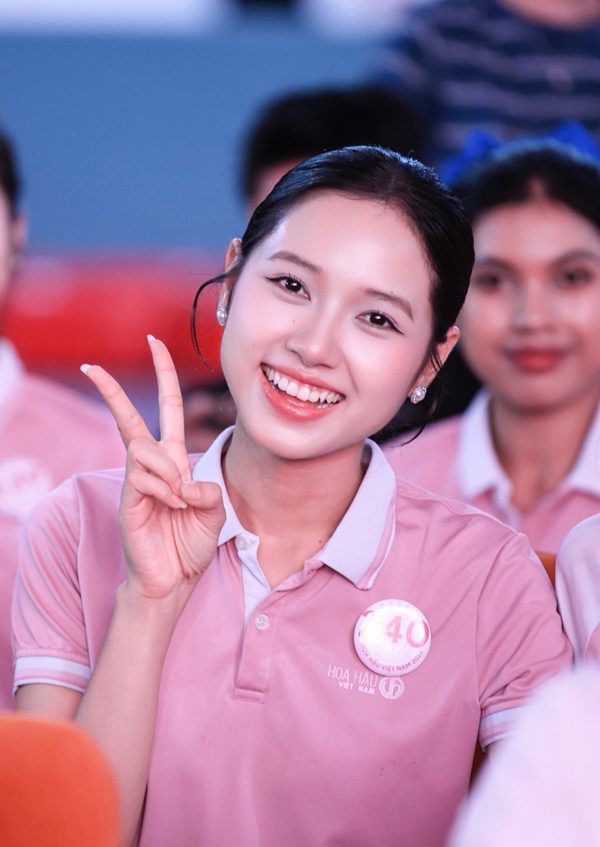 Các cô gái Hoa hậu Việt Nam đón Trung thu ở Vân Đồn