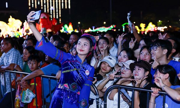 Các cô gái Hoa hậu Việt Nam giữa biển người ở lễ hội Thành Tuyên