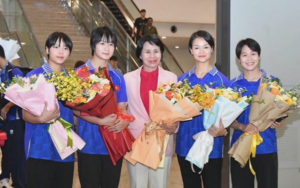 Các cô gái karate về nước trong vòng tay yêu thương sau khi giành HCV Asiad