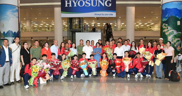 Các cô gái vàng cầu mây Việt Nam về nước trong sự chào đón nồng ấm và yêu thương