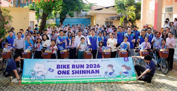 Các công ty thành viên Shinhan Financial Group tại Việt Nam tặng xe đạp, đồng hành với học sinh khó khăn đến trường