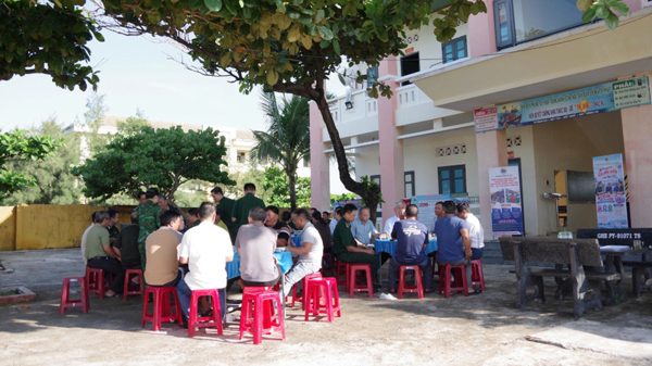 Các Đồn Biên phòng ở Đắk Lắk tổ chức chương trình “Cà-phê sáng cùng ngư dân” và trao 400 suất cơm miễn phí cho người dân khó khăn