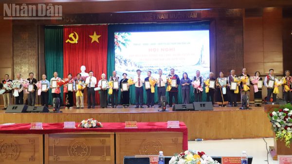Các già làng, người có uy tín chung sức, đồng lòng xây dựng Đắk Lắk giàu đẹp, văn minh, bản sắc