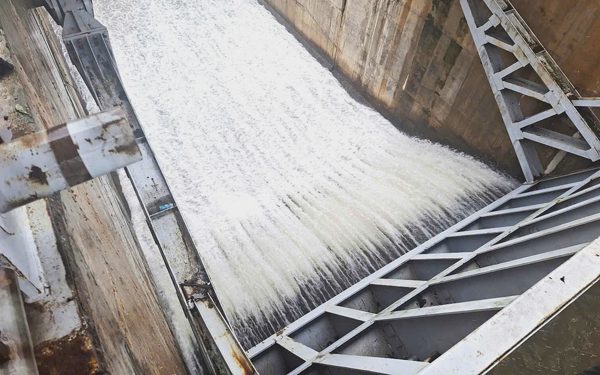 Các hồ đập ở Hà Tĩnh vận hành xả tràn để ứng phó với mưa lũ