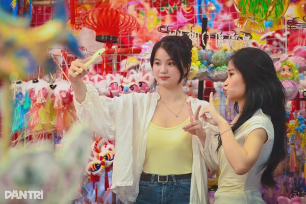 Các "nàng thơ" đổ về phố Hàng Mã check-in Trung thu sớm