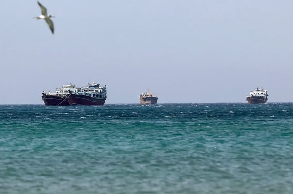 Các tàu thuyền chọn theo Mỹ hay Iran khi di chuyển qua eo biển Hormuz?